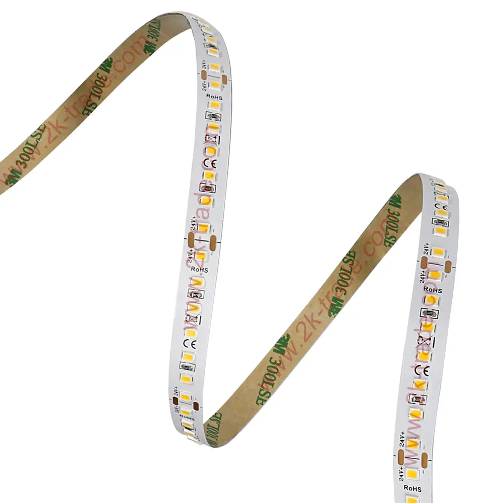 Flexibler LED-Streifen auf einem weißen Hintergrund.